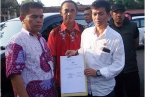 Caleg lintas partai menunjukan bukti surat laporan ke polisi.